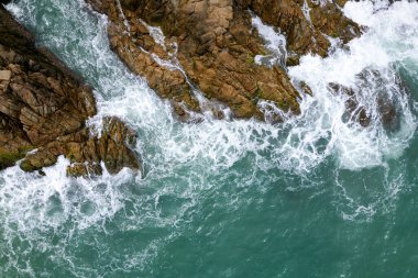 Phuket Tayland 'daki muhteşem deniz manzarası deniz kıyısına çarpan güzel dalga, yaz mevsiminde en iyi deniz manzarası, güzel deniz yüzeyi.