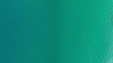 Deniz dalgaları su yüzeyinin dokusu, Dinamik çekim Phuket Tayland 'daki yeşil deniz yüzeyinin havadan görüntüsü, Güzel dalgalar deniz yüzeyi deniz kıyısı inanılmaz doğa ve seyahat arka planı