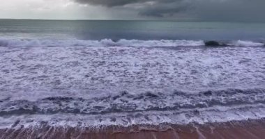 Deniz dalgaları su yüzeyinin dokusu, Dinamik çekim Phuket Tayland 'daki yeşil deniz yüzeyinin havadan görüntüsü, Güzel dalgalar deniz yüzeyi deniz kıyısı inanılmaz doğa ve seyahat arka planı