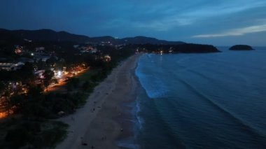 Deniz su yüzeyinin dokusu, Dinamik çekim Phuket Tayland 'daki karanlık deniz yüzeyinin havadan görüntüsü, Güzel Tropikal deniz yüzeyi inanılmaz doğa ve seyahat arka planı