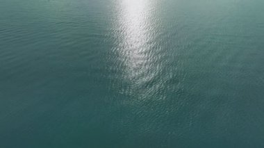 Deniz dalgaları su yüzeyinin dokusu, Dinamik çekim Phuket Tayland 'daki yeşil deniz yüzeyinin havadan görüntüsü, Güzel dalgalar deniz yüzeyi deniz kıyısı inanılmaz doğa ve seyahat arka planı