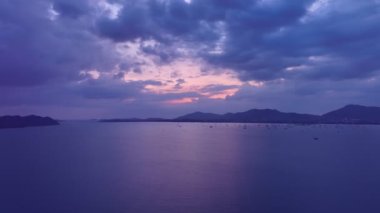 Deniz su yüzeyinin dokusu, Dinamik çekim Phuket Tayland 'daki karanlık deniz yüzeyinin havadan görüntüsü, Güzel Tropikal deniz yüzeyi inanılmaz doğa ve seyahat arka planı