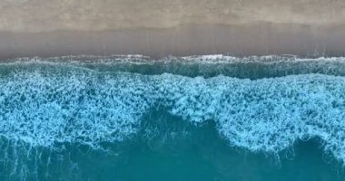 Deniz dalgaları su yüzeyinin dokusu, Dinamik çekim Phuket Tayland 'daki yeşil deniz yüzeyinin havadan görüntüsü, Güzel dalgalar deniz yüzeyi deniz kıyısı inanılmaz doğa ve seyahat arka planı