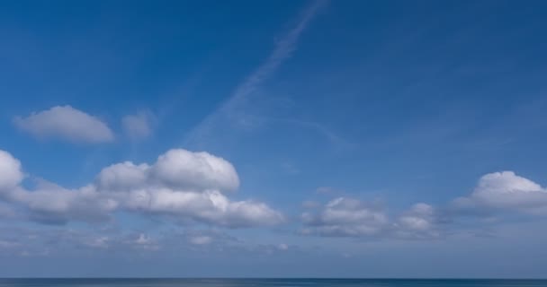 Cielo Azul Nubes Blancas Sobre Mar Cloudscape Timelapse Increíble Verano — Vídeos de Stock
