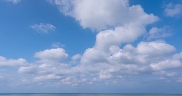 Blå Himmel Vita Moln Över Havet Molnlandskap Timelapse Fantastisk Sommar — Stockvideo