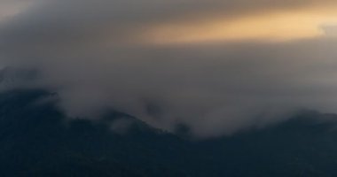 Zaman Hızı doğa bulutları dağların üzerinde gün batımı veya gündoğumu gökyüzü arkaplanı