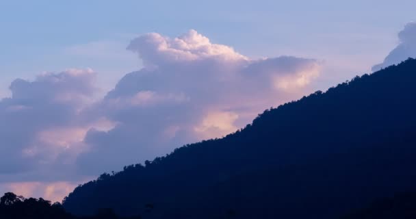 在日落或日出的天空背景上掠过自然的云彩 — 图库视频影像