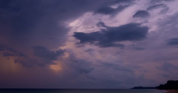 日の出や日没の空の背景に驚くべき雲 — ストック動画