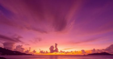 Görkemli gündoğumu ya da günbatımı gökyüzü manzarası, doğanın inanılmaz ışığı bulutlu gökyüzü ve bulutlar sürükleniyor, renkli gündoğumu bulutu, çekim zamanı yolculuk arka planı