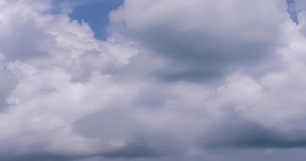 Mavi Gökyüzü Denizin Üzerinde Beyaz Bulutlar Bulutlu Zaman Çizelgesi Nanılmaz — Stok video