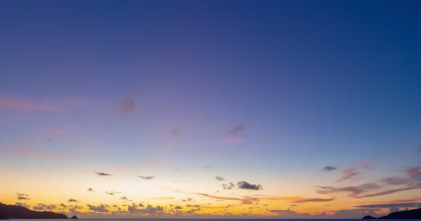 雄大な日の出や日没の空の風景の美しい時間の経過 自然の雲の驚くべき光空と雲離れて圧延移動 カラフルな日の出雲 映像タイムラプス旅行の背景 — ストック動画