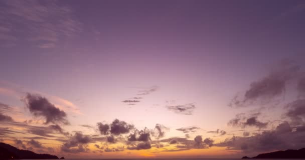 雄大な日の出や日没の空の風景の美しい時間の経過 自然の雲の驚くべき光空と雲離れて圧延移動 カラフルな日の出雲 映像タイムラプス旅行の背景 — ストック動画