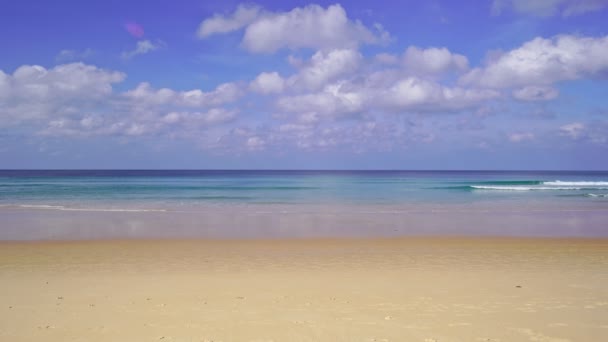 Καλοκαιρινή Θάλασσα Ηλιόλουστη Μέρα Όμορφη Τροπική Παραλία Γραφική Από Πουκέτ — Αρχείο Βίντεο