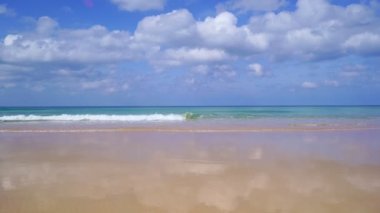 Güneşli bir günde yaz denizi Phuket plajı açıklarında tropikal deniz manzarası kumlu kıyıya vuran dalgalar inanılmaz seyahat ve tur arka planı kopyalanıyor