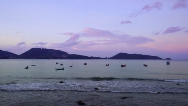 Hosszúfarkú Halászhajók Tengerben Felhők Napfelkelte Felett Patong Bay Reggel Phuket — Stock videók