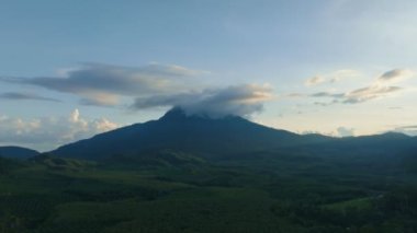 Bereketli yağmur ormanlarının hava görüntüsü doğa dağlarının görüntüsü.