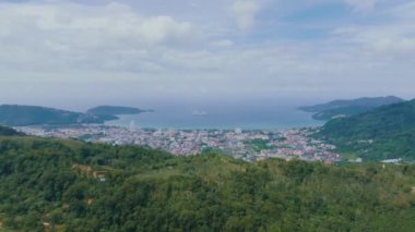Phuket Tayland Havacılık manzaralı okyanus, Phuket Tayland 'ın Patong Körfezi' nde ön planda dağ, güneşli yaz günlerinde Phuket şehrinin manzarası, güzel tropikal deniz manzarası
