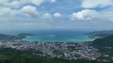 İHA Yüksek açılı görüntü, Patong şehrinin ön planda yüksek dağlı görüntüsü, Phuket Tayland ve güzel doğa görüntüleri.