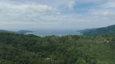 Phuket Tayland Havacılık manzaralı okyanus, Phuket Tayland 'ın Patong Körfezi' nde ön planda dağ, güneşli yaz günlerinde Phuket şehrinin manzarası, güzel tropikal deniz manzarası