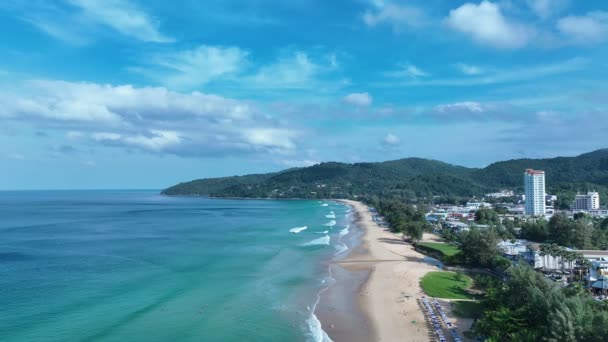 美丽的海滩美丽的热带海洋在美丽的普吉岛泰国 卡隆海滩在普吉岛是旅游的目的地泰国 惊人的高质量视频自然海背景 — 图库视频影像