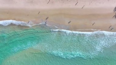 Yaz mevsiminde Phuket Denizi 'nin ve kumsalın havadan görünüşü. Okyanus dalgası köpükleriyle inanılmaz bir sahil. Deniz yüzeyinin güzel deniz manzarası. Yaz tatili için seyahat yeri kavramı