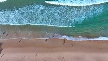 Yaz mevsiminde Phuket Denizi 'nin ve kumsalın havadan görünüşü. Okyanus dalgası köpükleriyle inanılmaz bir sahil. Deniz yüzeyinin güzel deniz manzarası. Yaz tatili için seyahat yeri kavramı