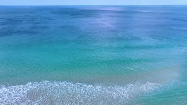 夏の季節にプーケットの海と砂のビーチの空中ビュー 海の波の泡と素晴らしい海のビーチ 海面の美しい自然景観 コンセプトホリデー夏旅行先 — ストック動画