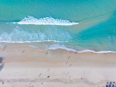 Güzel deniz dalgaları su yüzeyi, Kumsal Kum Denizi kıyısı ve dalgalar beyaz köpüklü yaz güneşli arka plan.