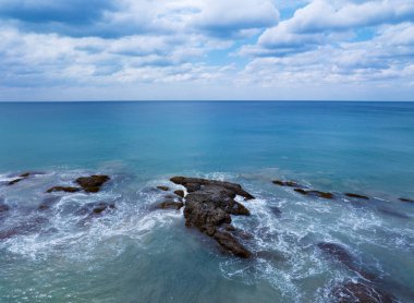 Deniz yüzeyi hava manzarası, Kuş bakışı fotoğraf mavi gökyüzü ve su yüzeyi desenli mavi deniz manzarası, mavi deniz arka planı Güzel manzara deniz bulutları