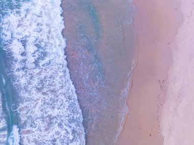 İnanılmaz pastel pembe kumsal manzarası ve turkuaz deniz fotokopi alanı mevcut doğa arka planı yüksek açılı deniz manzarası