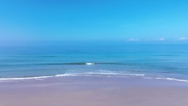 Luchtfoto Prachtige Zee Het Zomerseizoen Witte Wolken Blauwe Hemel Beelden — Stockvideo