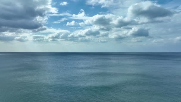 Widok Lotu Ptaka Piękne Morze Sezonie Letnim Białe Chmury Błękitne — Wideo stockowe