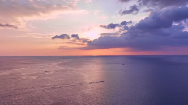 Πολύχρωμο Ηλιοβασίλεμα Ανατολή Πάνω Από Την Επιφάνεια Της Θάλασσας Αεροφωτογραφία — Αρχείο Βίντεο