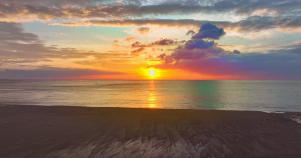 海面上的日落或日出五彩斑斓 海面上的空中俯瞰 水面上的阳光反射 海面上的日落 海面上的夏日和旅行度假的概念 — 图库视频影像