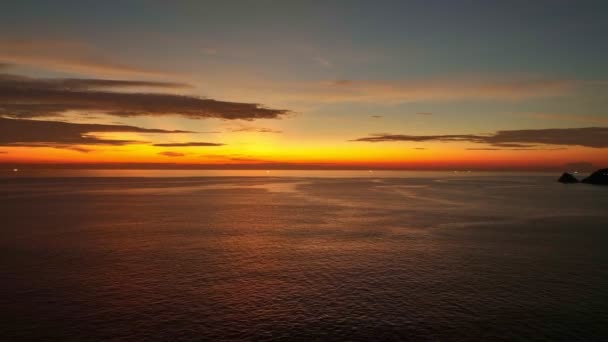 海面上のカラフルな夕日や日の出 空中ビュードローンは オープン海の上を飛ぶ 水面上の自然の反射太陽の美しい光 海の上の日没 海の夏と旅行休暇のコンセプト — ストック動画