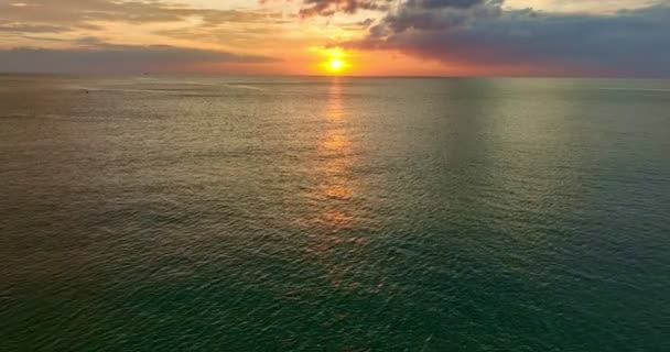 Барвистий Захід Сонця Або Схід Над Поверхнею Моря Повітряний Вигляд — стокове відео