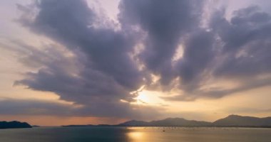 Muhteşem günbatımı gökyüzü deniz manzarası üzerinde inanılmaz bir ışık bulutları gökyüzü ve kara bulutlar uzaklaşıyor, karanlık günbatımı bulutları inanılmaz bir zemin oluşturuyor.