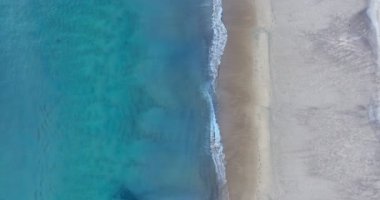 Deniz dalgaları su yüzeyinin dokusu, Dinamik çekim. Renkli deniz yüzeyinin havadan görünüşü, güzel sahil deniz yüzeyi, inanılmaz doğa ve seyahat arka planı.