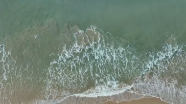 Deniz dalgaları su yüzeyinin dokusu, Dinamik çekim. Renkli deniz yüzeyinin havadan görünüşü, güzel sahil deniz yüzeyi, inanılmaz doğa ve seyahat arka planı.