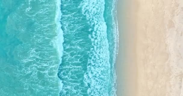 海の波の水面の質感 ダイナミックなショットカラフルな海の表面の空中ビュー 美しいビーチの海の表面海岸 素晴らしい自然と旅行の背景 — ストック動画