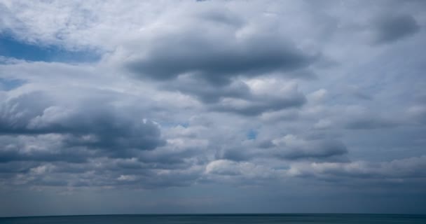 Céu Azul Nuvens Brancas Sobre Mar Cúpula Timelapse Verão Incrível — Vídeo de Stock