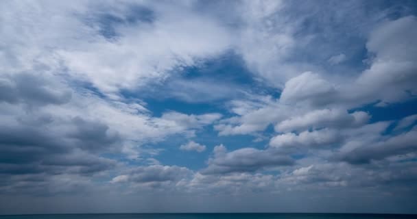 Cielo Azul Nubes Blancas Sobre Mar Cloudscape Timelapse Increíble Verano — Vídeo de stock