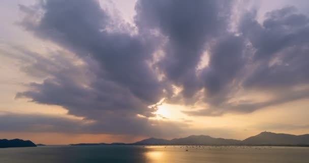 Muhteşem Günbatımı Gökyüzü Deniz Manzarası Üzerinde Inanılmaz Bir Işık Bulutları — Stok video