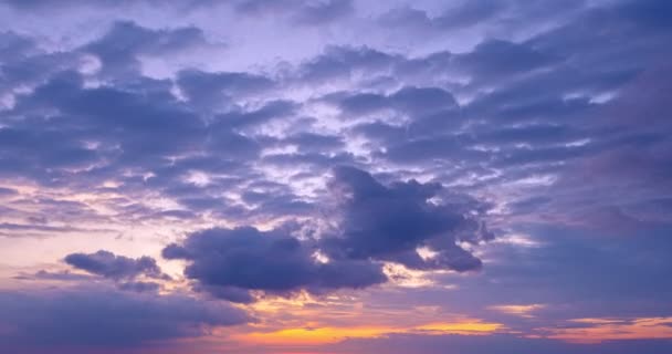 美丽的夕阳西下的天空掠过海景 令人惊奇的自然光笼罩在云彩中 乌云飘扬 黑暗的夕阳西下的云彩令人叹为观止 — 图库视频影像