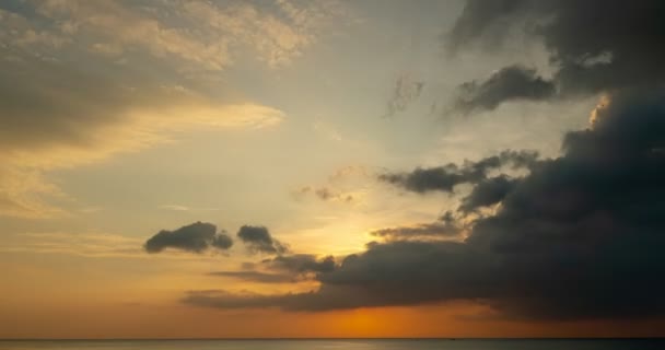 美しい海の風景の上に雄大な夕日の空の時間の経過 自然の雲の驚くべき光空と暗い雲離れて圧延移動 暗い日没の雲驚くべき背景 — ストック動画
