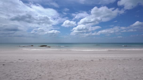 Luchtfoto Prachtige Zee Het Zomerseizoen Witte Wolken Blauwe Hemel Beelden — Stockvideo