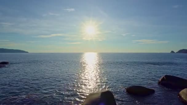 Verbazingwekkend Zonlicht Boven Zee Zon Straal Zonsondergang Zonsopgang Boven Rustige — Stockvideo
