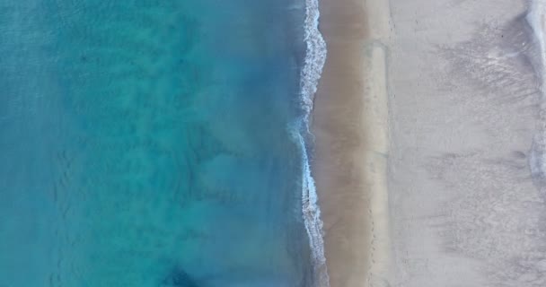 Textur Havsvågor Vattenyta Dynamisk Skott Flygfoto Färgglada Havsyta Vacker Strand — Stockvideo