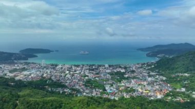 İHA Yüksek açılı görüntü, Patong şehrinin ön planda yüksek dağlı görüntüsü, Phuket Tayland ve güzel doğa görüntüleri.