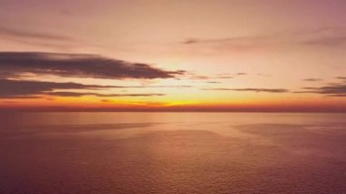 Görkemli günbatımının ya da güneşin doğuşunun hava görüntüsü, doğanın inanılmaz ışığı bulutlu gökyüzü ve denizin üzerindeki bulut yuvarlanan renkli, karanlık günbatımı bulutu çekim zamanı güzel gökyüzü
